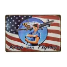 Vintage Dekor Fémtábla, dombornyomott, 'Keep 'em Flying' felirat, retro hangulatú kialakítás, 30x20cm