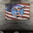 Vintage Dekor Fémtábla, dombornyomott, 'Keep 'em Flying' felirat, retro hangulatú kialakítás, 30x20cm