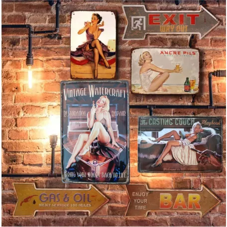 Vintage Dekor Fémtábla, dombornyomott, 'CASTING COUCH' felirat, retro hangulatú kialakítás, 30x20cm