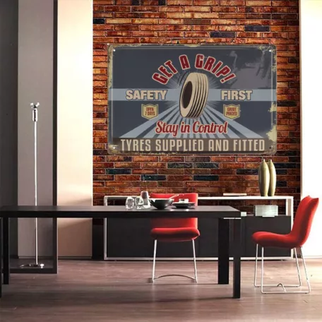 Vintage Dekor Fémtábla, dombornyomott 'GET A GRIP! SAFETY FIRST', 'Tyres Supplied and Fitted' felirat, retro hangulatú kialakítás, 30x20cm