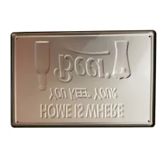   Vintage Dekor Fémtábla, dombornyomott 'Home is Where You Keep Your Beer' felirat, retro hangulatú kialakítás, 30x20cm, fehér háttér