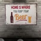 Vintage Dekor Fémtábla, dombornyomott 'Home is Where You Keep Your Beer' felirat, retro hangulatú kialakítás, 30x20cm, fehér háttér