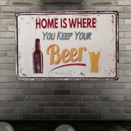 Vintage Dekor Fémtábla, dombornyomott 'Home is Where You Keep Your Beer' felirat, retro hangulatú kialakítás, 30x20cm, fehér háttér