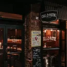 Vintage Dekor Fémtábla, dombornyomott, 'WINE' felirat, retro hangulatú kialakítás, 20x30cm