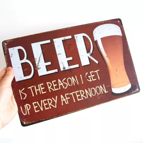 Vintage Dekor Fémtábla, dombornyomott, 'BEER' felirat, retro hangulatú kialakítás, 30x20cm, vörös-barna antikolt háttér