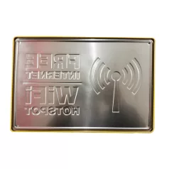   Vintage Dekor Fémtábla, dombornyomott 'Free Internet WiFi Hotspot' felirat, retro hangulatú kialakítás, 30x20cm