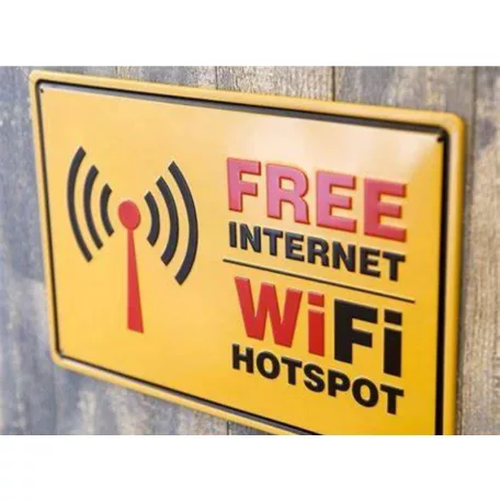 Vintage Dekor Fémtábla, dombornyomott 'Free Internet WiFi Hotspot' felirat, retro hangulatú kialakítás, 30x20cm