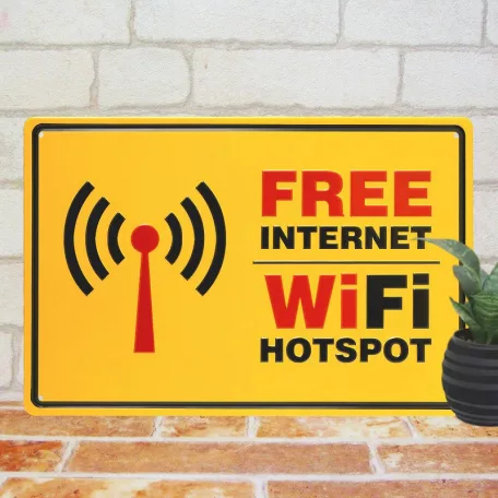 Vintage Dekor Fémtábla, dombornyomott 'Free Internet WiFi Hotspot' felirat, retro hangulatú kialakítás, 30x20cm