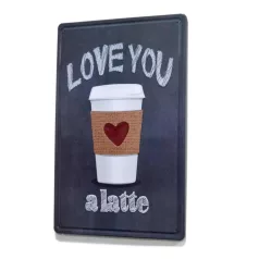   Vintage Dekor Fémtábla, dombornyomott, 'Love you a latte' felirat, retro hangulatú kialakítás, 20x30cm, fekete háttér