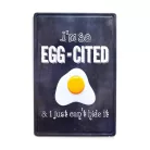 Vintage Dekor Fémtábla, dombornyomott, 'i'm so egg-cited' felirat, retro hangulatú kialakítás, 20x30cm