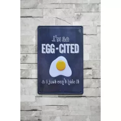   Vintage Dekor Fémtábla, dombornyomott, 'i'm so egg-cited' felirat, retro hangulatú kialakítás, 20x30cm