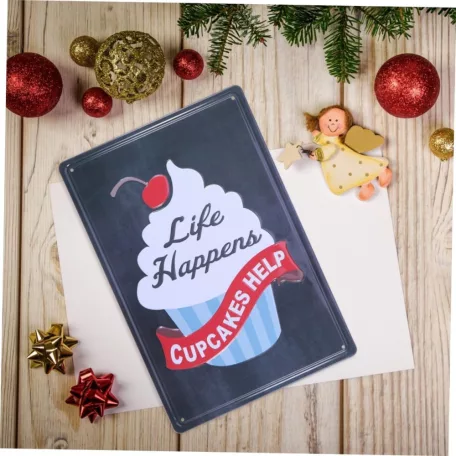 Vintage Dekor Fémtábla, dombornyomott 'Cupcakes Happen' felirat, retro hangulatú kialakítás, 20x30cm