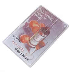   Vintage Dekor Fémtábla, dombornyomott 'This HOME runs on LOVE And really Good Wine' felirat, retro hangulatú kialakítás, 20x30cm