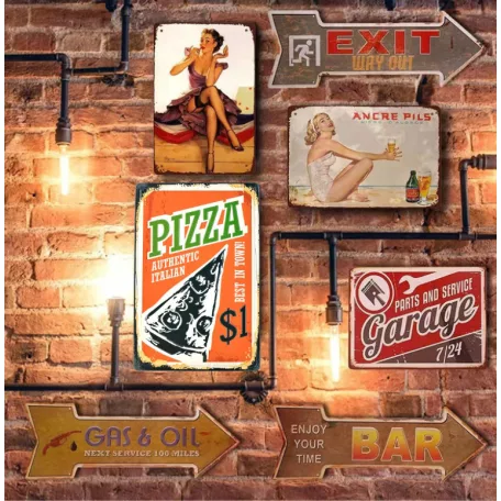 Vintage Dekor Fémtábla, dombornyomott, 'PIZZA Best in Town' felirat, retro hangulatú kialakítás, 20x30cm