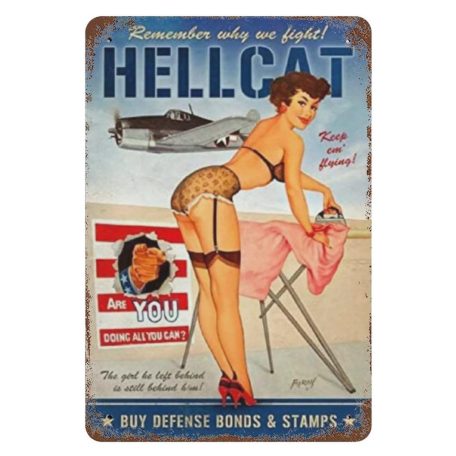 Vintage Dekor Fémtábla, dombornyomott, 'HELLCAT BUY DEFENSE BONDS & STAMPS' felirat, retro hangulatú kialakítás, 20x30cm