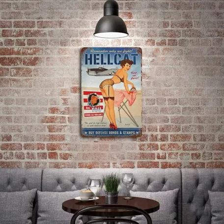 Vintage Dekor Fémtábla, dombornyomott, 'HELLCAT BUY DEFENSE BONDS & STAMPS' felirat, retro hangulatú kialakítás, 20x30cm