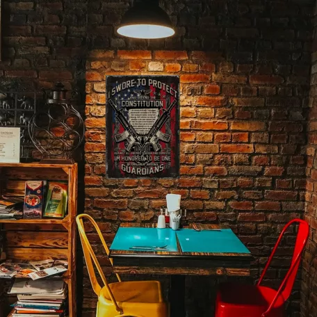 Vintage Dekor Fémtábla, dombornyomott, 'I SWORE TO PROTECT' felirat, retro hangulatú kialakítás, 20x30cm