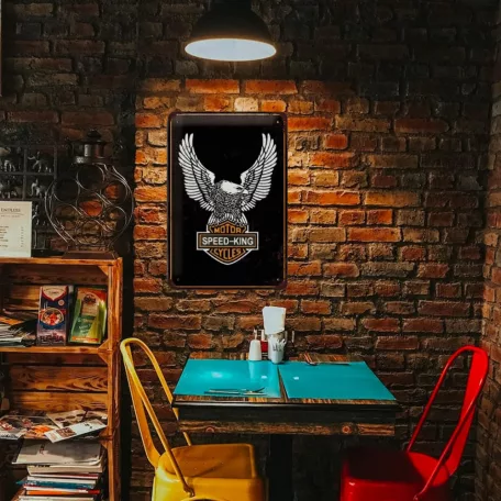 Vintage Dekor Fémtábla, dombornyomott, 'SPEED-KING MOTOR CYCLES' felirat, retro hangulatú kialakítás, 20x30cm, matt fekete háttér