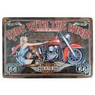 Vintage Dekor Fémtábla, dombornyomott, 'Route 66: Ride with the Wind' felirat, retro hangulatú kialakítás, 30x20cm