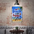 Vintage Dekor Fémtábla, dombornyomott, 'THE beach IS MY happy place' felirat, retro hangulatú kialakítás, 20x30cm