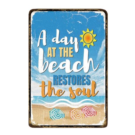 Vintage Dekor Fémtábla, dombornyomott, 'A day AT THE beach RESTORES the soul' felirat, retro hangulatú kialakítás, 20x30cm