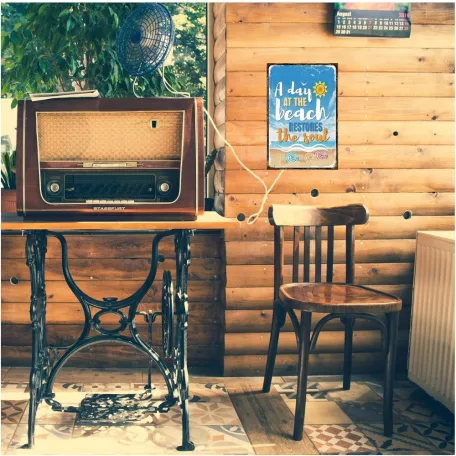 Vintage Dekor Fémtábla, dombornyomott, 'A day AT THE beach RESTORES the soul' felirat, retro hangulatú kialakítás, 20x30cm