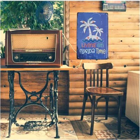 Vintage Dekor Fémtábla, dombornyomott, 'LIVING ON FLORIDA TIME' felirat, retro hangulatú kialakítás, 20x30cm