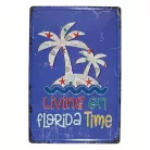 Vintage Dekor Fémtábla, dombornyomott, 'LIVING ON FLORIDA TIME' felirat, retro hangulatú kialakítás, 20x30cm