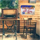 Vintage Dekor Fémtábla, dombornyomott 'FLIP FLOPS all day' felirat, retro hangulatú kialakítás, 30x20cm, tengerparti háttér