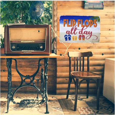 Vintage Dekor Fémtábla, dombornyomott 'FLIP FLOPS all day' felirat, retro hangulatú kialakítás, 30x20cm, tengerparti háttér
