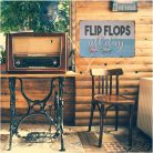 Vintage Dekor Fémtábla, dombornyomott 'FLIP FLOPS all day' felirat, retro hangulatú kialakítás, 30x20cm, tengeri teknősös háttér