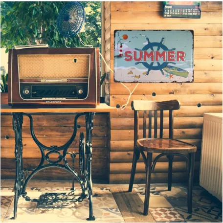 Vintage Dekor Fémtábla, dombornyomott 'SUMMER' felirat, retro hangulatú kialakítás, 30x20cm, tengerparti háttér