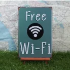 Vintage Dekor Fémtábla, dombornyomott 'Free Wi-Fi' felirat, retro hangulatú kialakítás, 20x30cm
