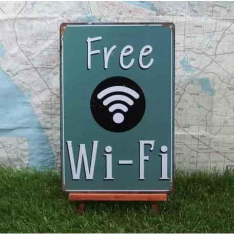 Vintage Dekor Fémtábla, dombornyomott 'Free Wi-Fi' felirat, retro hangulatú kialakítás, 20x30cm