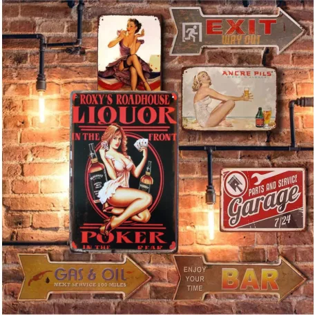 Vintage Dekor Fémtábla, dombornyomott 'LIQUOR IN THE FRONT, POKER IN THE REAR' felirat, retro hangulatú kialakítás, 20x30cm