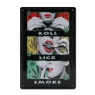 Vintage Dekor Fémtábla, dombornyomott 'Roll Lick Smoke' felirat, retro hangulatú kialakítás, 20x30cm