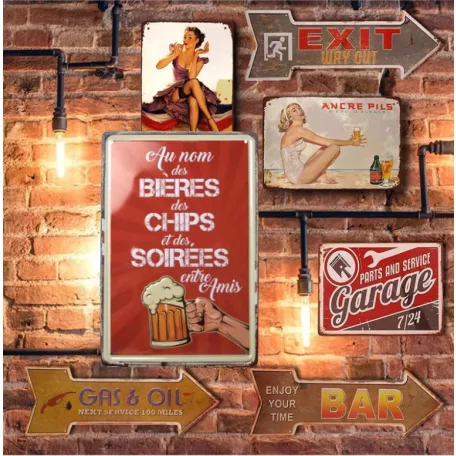 Vintage Dekor Fémtábla, dombornyomott 'BIERES CHIPS SOIREES' felirat, retro hangulatú kialakítás, 20x30cm, vintage piros háttér