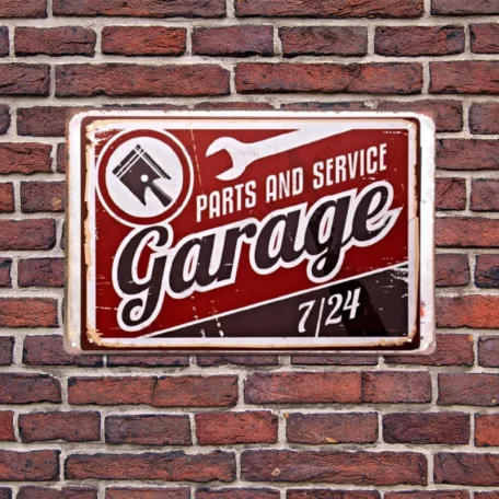 Vintage Dekor Fémtábla, dombornyomott 'Parts and service Garage 7/24' felirat, retro hangulatú kialakítás, 30x20cm