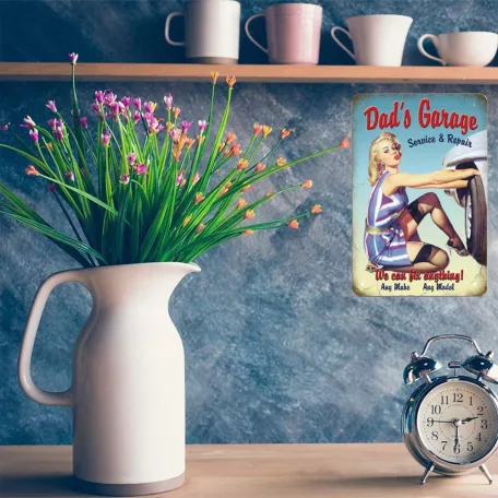 Vintage Dekor Fémtábla, dombornyomott 'Dad's Garage We can fix anything!' felirat, retro hangulatú kialakítás, 20x30cm