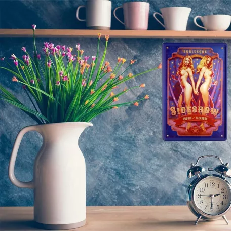 Vintage Dekor Fémtábla, dombornyomott 'SIDESHOW' felirat, retro hangulatú kialakítás, 20x30cm