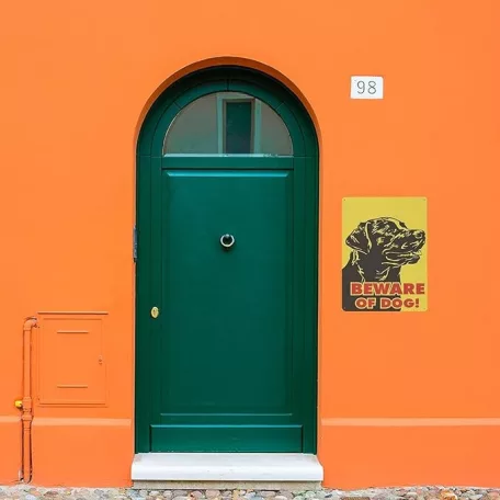 Vintage Dekor Fémtábla, dombornyomott 'BEWARE OF DOG' felirat, rottweiler ábrázolás, retro hangulatú kialakítás, 20x30cm