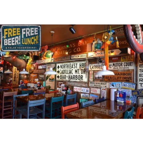 Vintage Dekor Fémtábla, dombornyomott 'FREE BEER! FREE LUNCH!' felirat, retro hangulatú kialakítás, 30x20cm