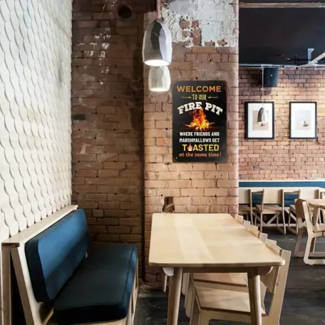 Vintage Dekor Fémtábla, dombornyomott 'WELCOME TO OUR FIRE PIT' felirat, retro hangulatú kialakítás, 20x30cm