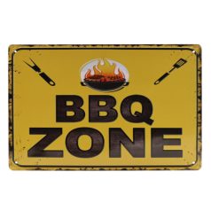   Vintage Dekor Fémtábla, dombornyomott 'BBQ ZONE' felirat, retro hangulatú kialakítás, 30x20cm