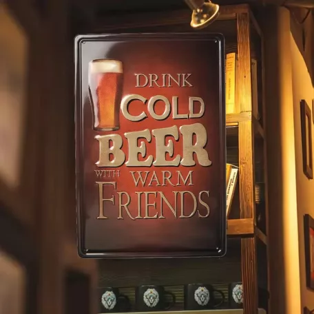 Vintage Dekor Fémtábla, dombornyomott 'DRINK COLD BEER WITH WARM FRIENDS' felirat, retro hangulatú kialakítás, 20x30cm