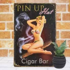 Vintage Dekor Fémtábla, dombornyomott 'PIN UP Hot Cigar Bar' felirat, retro hangulatú kialakítás, 20x30cm