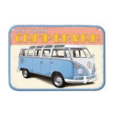   Vintage Dekor Fémtábla, dombornyomott 'SPLIT SCREEN CAMPERVAN' felirat, retro hangulatú kialakítás, 30x20cm, tengerparti háttér