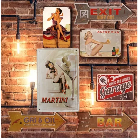 Vintage Dekor Fémtábla, dombornyomott 'MARTINI' felirat, retro hangulatú kialakítás, 20x30cm, világos háttér