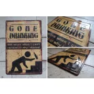 Vintage Dekor Fémtábla, dombornyomott, 'Gone Drinking' felirat, retro hangulatú kialakítás, 20x30cm