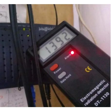 Professzionális Elektromágneses Sugárzásmérő, 0.4 mp válaszidő, digitális LCD kijelző, fekete